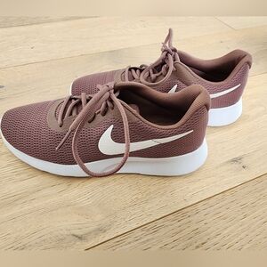 Women's Nike Tanjun Plum White Easy On Sneakers Size 9